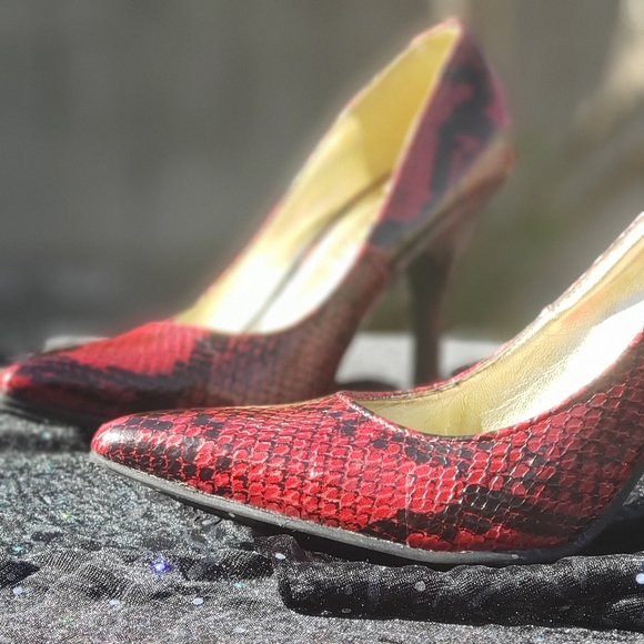 Red/Black Snake Skin Pointed Heels - Picture 4 of 13